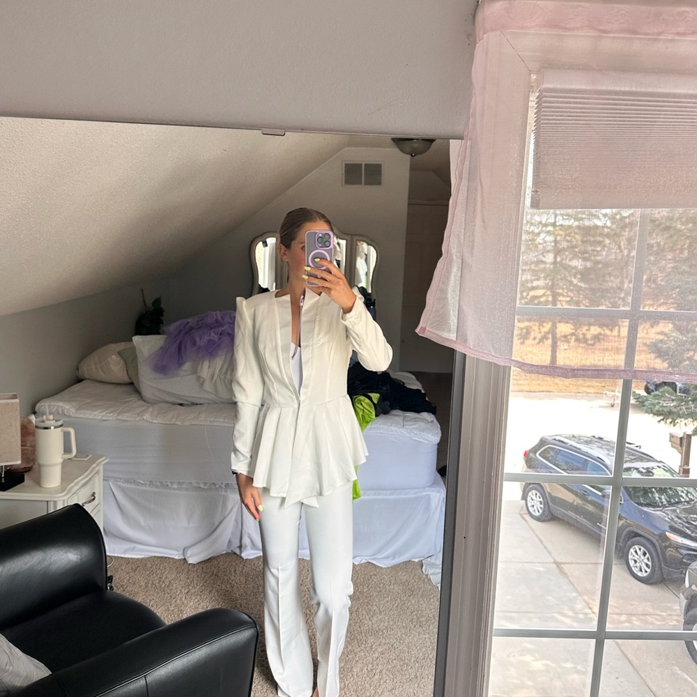 Chic White Pantsuit with Relaxed Fit
